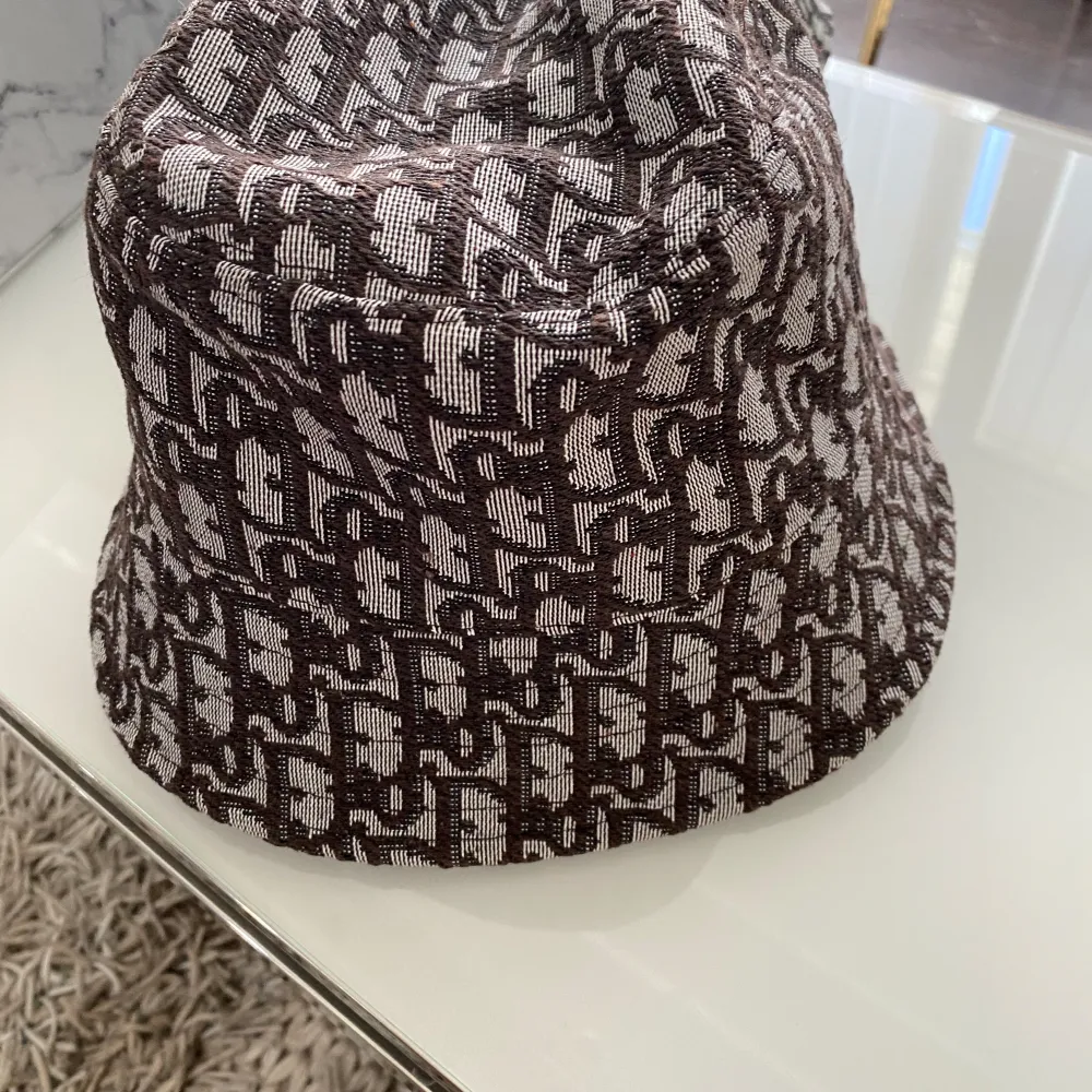 Dior hatt/keps 1500kr st Finns 2 st inne Båda för 2500kr . Asusteet.
