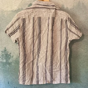 Dressman skjorta - Säljer denna Snygga Kortärmade dressman skjortan. säljer då den blivit för liten för mig. Den passar perfekt nu intill sommaren då man har linnebyxor. Skick 10/10. Tvättas och stryks såklart innan frakt 