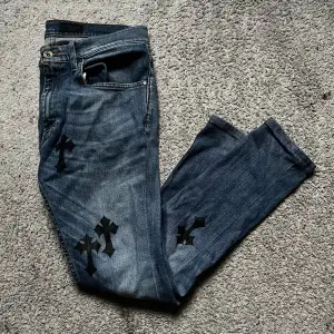 Väldigt utstickande jeans, tvär feta och med unika design, passar tvär bra och är i slim fit passform en.