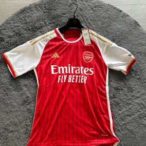 Fotbollströjor  - Arsenal storlek S helt ny (300kr)  