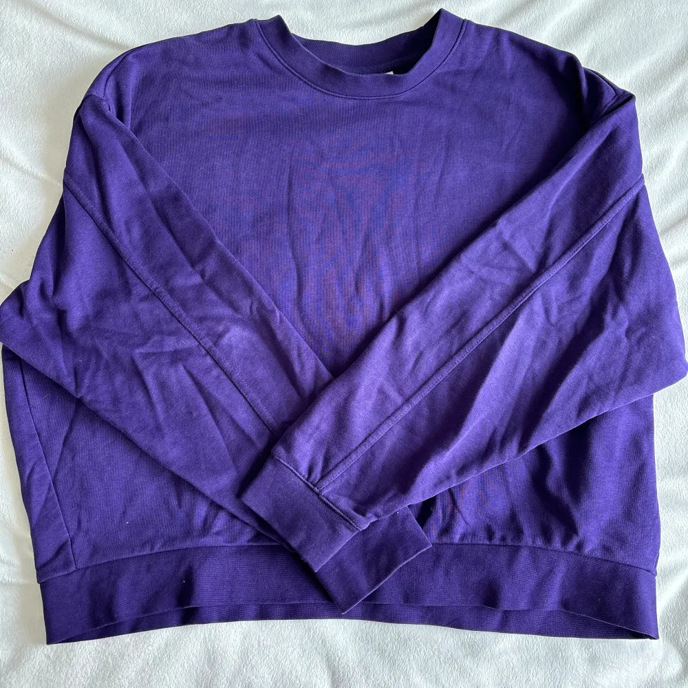 Superfin lila sweatshirt från weekday! Knappt använd, storlek M men lite oversized🫶🏼. Hoodies.