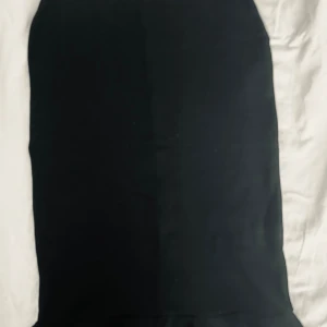 Kjol - Svart åtsittande kjol till knäna