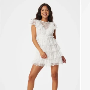 Lace frill dress bubbleroom - Säljer denna fina klänning i strl 36 från bubbleroom. Helt ny med lappar kvar. Nypris 999:-