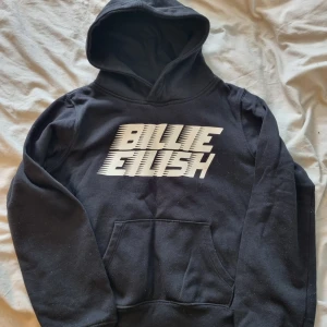 Billie Eilish-hoodie - Svart Billie Eilish-hoodie, från HM. Fick i present, oanvänd. Har ficka fram. Mjuk inuti och jätteskön!