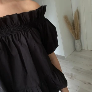 Of shoulder topp - Säljer min jätte söta of shoulder topp från ginatricot. Den är slutsåld på hemsidan och köpt för 249. Endast använd 1 gång. Skriv privat vid ytterligare frågor. PRISET KAN DISKUTERAS VID SNABB AFFÄR!💕💕