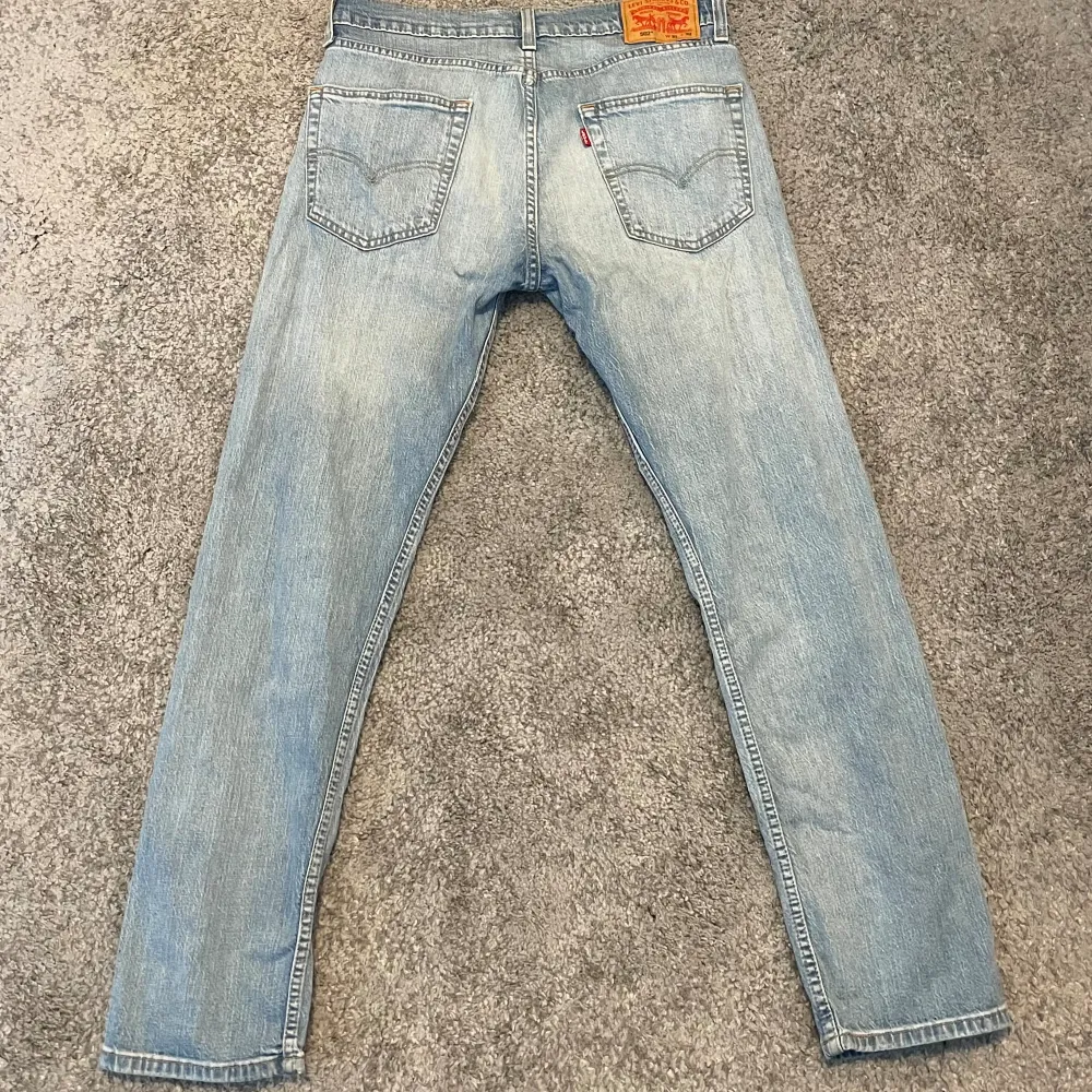 Snygga ljusa jeans 502 från Levis. 502 är en stilren modell. Byxorna är i bra skick. . Jeans & Byxor.