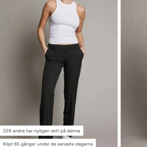 Bikbok lowwaist kostymbyxor  - Populära lowwaist kostymbyxor från bikbok i modellen ”Vera” passar för mig som är 165 köptes för 500/600 säljer för 200 (pris går att diskuteras)🤍