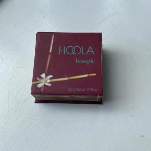 Hoola bronzer - Säljer en nästan oanvänd hoola bronzer, den stora. Plasten för spegeln är fortfarande på! Använt ungefär 3-4 gånger🥰