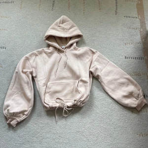 Hanna Schönberg Hoodie - Mysig hoodie från NA-KDs kollektion med Hanna Schönberg. Kort i modellen. Använd 1 gång💕