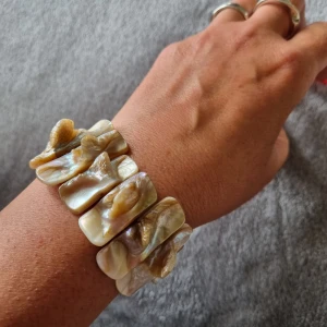 Armband  - Säljer 3 olika armbandet som används vid några tillfällen  Säljer separat  100 kr styck 