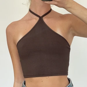 Brun topp - Brun croptop med knyte i nacken 