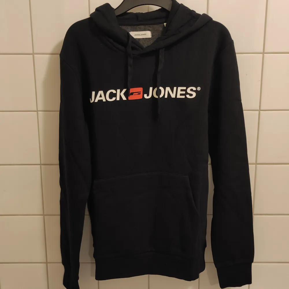 Den är köpt från Zalando för 400 kr men jag glömde att lämna tillbaka den. . Hoodies.