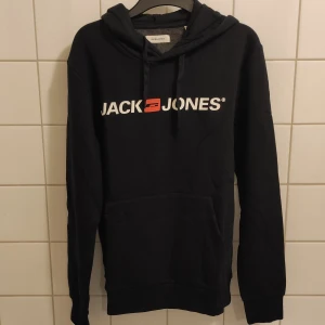 Oanvänt helt ny Jack and Jones svart hoodie strl M - Den är köpt från Zalando för 400 kr men jag glömde att lämna tillbaka den. 