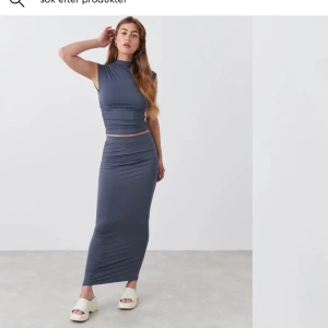 Ginatricot kjol - En grå/blå kjol ifrån ginatricot som är slutsåld på hemsidan i stl xs!! Väldigt fint skick då den inte använts så mycket. Passar mig som är 165. Pris kan diskuteras.