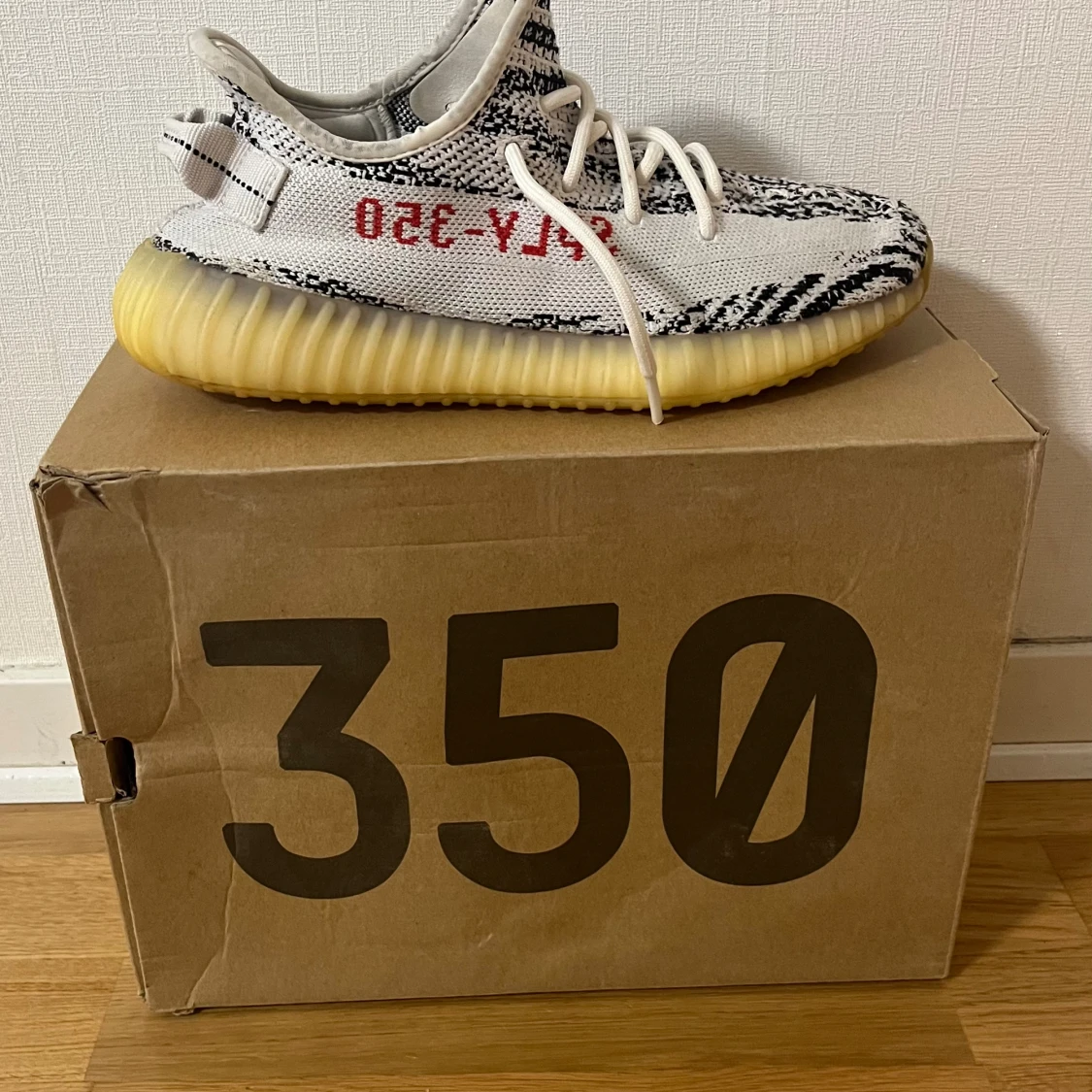 Yeezy 350 v2 zebra  - 90