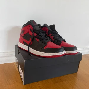 Jordan 1 mid banned  - Storlek 40,5  Skorna är i väldigt bra skick  Skorna är äkta 
