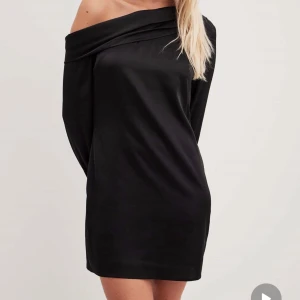 Svart miniklänning med en axel  - Svart miniklänning från NA-KD. Aldrig använd, med prislappen kvar!