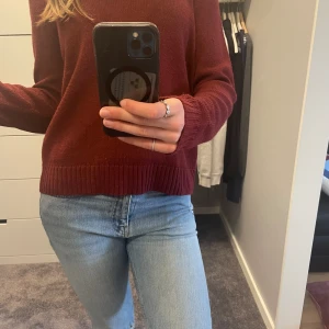 Stickad tröja - Ursnygg mörkröd stickadtröja som funkar både till vintern/hösten men också våren/sommaren när det blir svalare på kvällen💘 Säljer då jag har en annan liknande, för referens är jag 168❣️