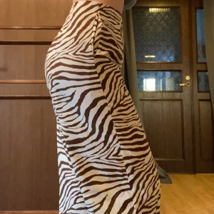 Tigertryck Sommarbyxor - Jätte snygga luftiga tigertryck sommarbyxor! Super bekväma med en dragkedja på baksidan och även två framfickor🫶🏼 