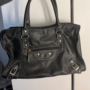 Svart snygg väska  - Använd 1 gång och  skicket är som nytt😍priset kan justeras något:) 