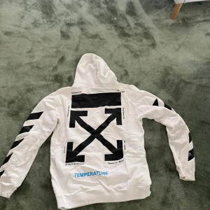 Off white hoodie  - Skicket är bra och slitningarna på tröjan är design, nypris på tröjan är runt 3000 kr men eftersom ”hypen” dött lite så säljer jag för billigt 
