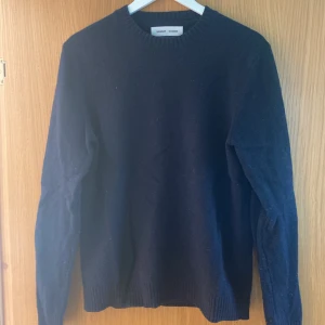 Samsoe Samsoe stickad S - Jag säljer denna fint och relativt tjockt stickade samsoe samsoe tröja i storlek Small som är i bra kvalitet. Pris kan diskuteras vid snabb affär.