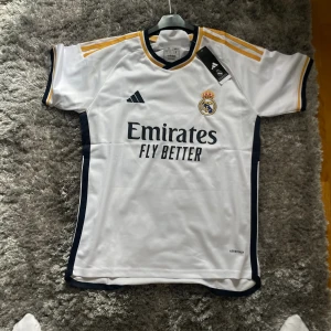Real madrid 23/24 fotbollströja - Storlek S 10/10 skick. Aldrig använd. Skriv för fler bilder eller interesse.