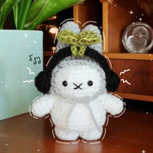 Musik Miffy Figur 🍃 🎧 - Supersöt handgjord Miffy med grå luva och hörlurar med leaf sprout 🌱 Perfekt dekoration hemma hos en Miffy älskare! Kan också göras till nyckelring 💌 Använd gärna KÖP NU! Postas inom 2-3 dagar efter betalning 🤗 mönster: @bondinbuds