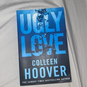 Ugly love  - Ugly love- på engelska  Skriven av Colleen Hoover Köpt av amazon! 