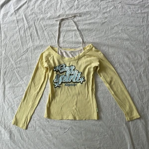 Vintage topp - Bra skick! Lite urtvättad (materialet lite tunnare) storlek står som 11-12 (år), passar s (skyltdockan är en s)💗 har inga andra bilder!