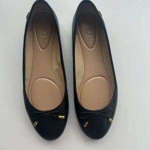 Helt nya Ralph Lauren ballerina skor  - Aldriga använda, nypris 1500kr.