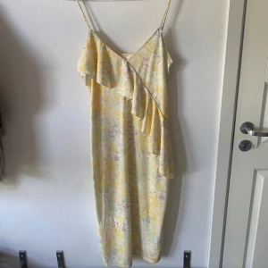 Somrig klänning🌼 - Oanvänd klänning från H&M stl  M🌼