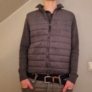 Grå zara väst - Rensar lite ur garderoben, grå zara väst som är storlek L men passar även M. Skriv om du har några funderingar! Finns 2 i lager