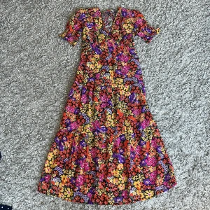 Supersöt sommarklänning! - Superfin sommarklänning med blommönster från Asos. Säljes pga använder den tyvärr aldrig :( Endast använd en gång, så är alltså som ny! Nypris: 449kr