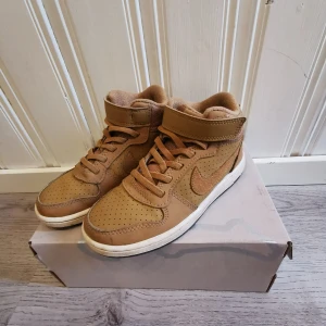 Barn sko  - Väldigt fint skick. Använd endas fåtal gånger 