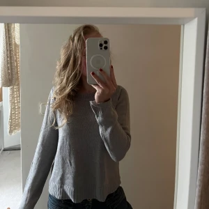 Grå tröja - Tunt stickad tröja från HM. Använd men i bra skick, inga defekter. Använd gärna ”köp” och skriv för fler bilder.💕