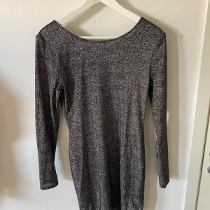 Gråglittrig klänning🪩 - Stl M, från H&M köpt på Sellpy och inte använts sedan dess🪩 