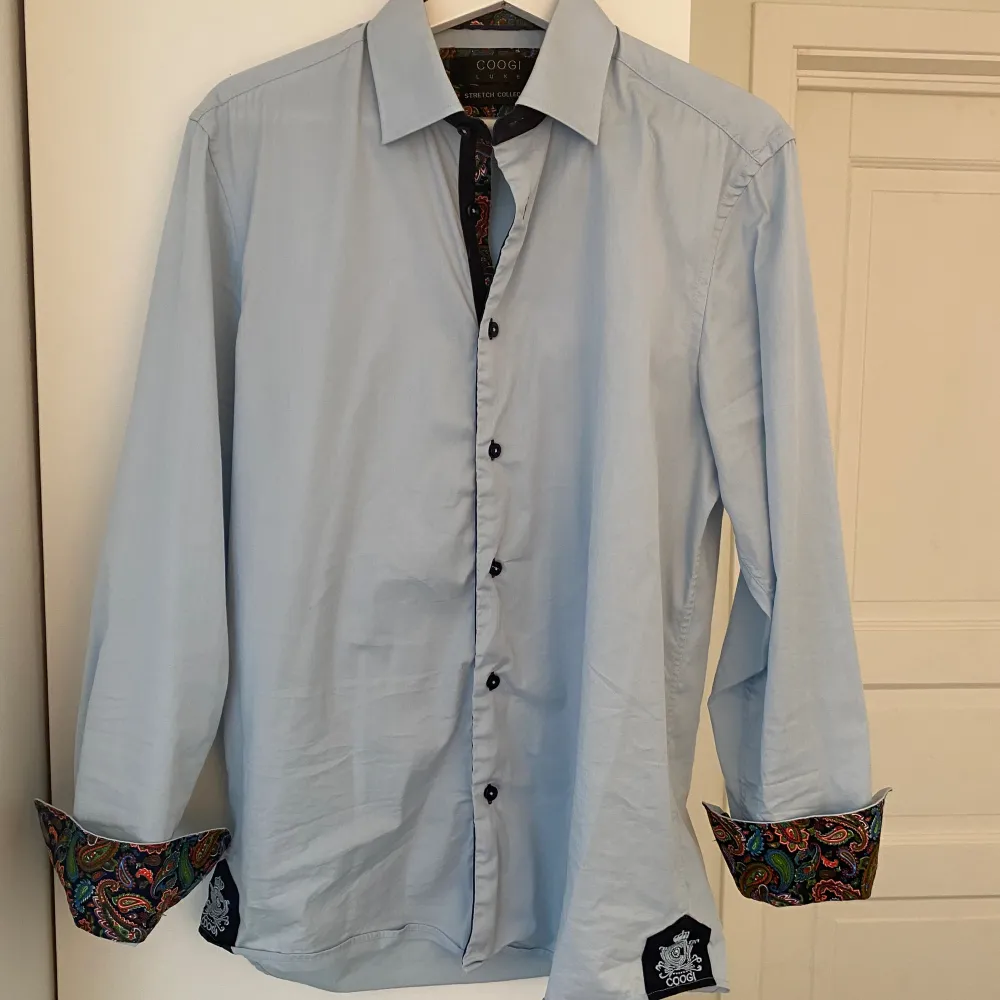 Hej, säljer en sjukt lyxig ljusblå skjorta från Coogi. Nypris var 350 euro i Milano. Storlek L men italiensk så passar M. Kvalitativ och elegant. Mönster på ärmar, krage & knappar. Bra skick, sparsamt använd. Pris kan diskuteras. Hör av er! . Skjortor.