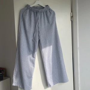 Byxa  - Jag haft på mig två, tre gånger och den är  mjuk det e bra att ha på sig i sommaren. 