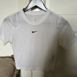 Nike topp  - En fin Nike topp som kan användas i vanlig vardag men också i träning. Den har en liten fläck vid halsen men inget man tänker på. Skriv för frågor och diskutera pris💞