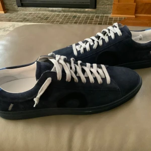 Oliver Cabell Low 1 Marine - Oliver Cabell Low 1 Marine. Ett par schyssta mörka skor som parra perfekt för mer uppklädda tillfällen. Väldigt bra skick, i princip precis från boxen! Hör av er vid fundering!