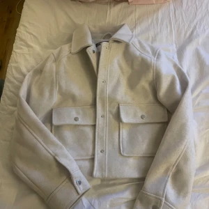 Jacka från zara  - Beige jacka från Zara i st M, nyskick/aldrig använd 
