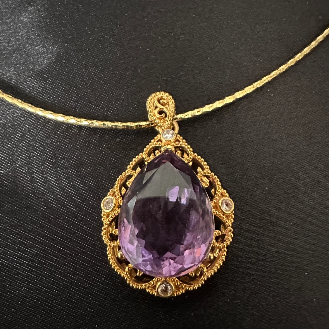 Äkta ametisthänge, inramad i 18k guld - 90