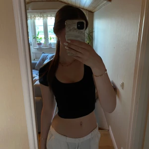 Svart tröja  - Super fin svart tröja från H&m i strl Xs🌸 Den är helt oanvänd och är därav i nyskick! Inköpspriset är 249 kr💗Pris kan diskuteras och det är bara att höra av dig vid frågor😚