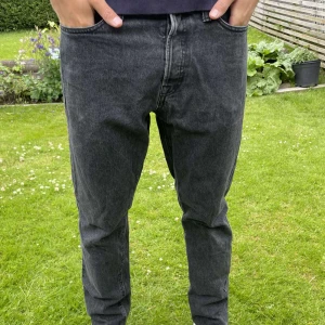 Jack and Jones jeans  - Säljer nu dessa Jack and Jones jeans som bara är använt ett fåtal gånger. Jeansen är i nyskick och ser knappast använda ut. 