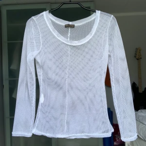 Nät Mesh Tröja - En vacker tröja perfekt för stranden över badkläderna. Kan stylas på olika sätt. 