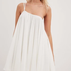 vit one shoulder klänning - oanvänd, lappen kvar, strl 36