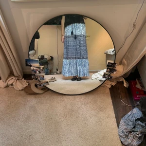 Blåmönstrad långkjol  - En jättefin långkjol från Pepe jeans💙🩵Knappt använd och jättefin till sommaren när det är lite kyligare. Men funkar även i varmt väder! Den är ganska stor i storleken men man kan vika ner midjan så att den blir kortare. 