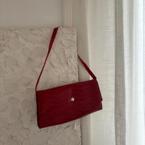 Vintage väska  - Så snygg väska som går att ta av banden på till en kuvertväska❤️‍🔥 endast använd en gång men lyckats få ett litet brännmärke på den (se bild 2) i övrigt som ny, vet inte vart den är ifrån tyvärr 