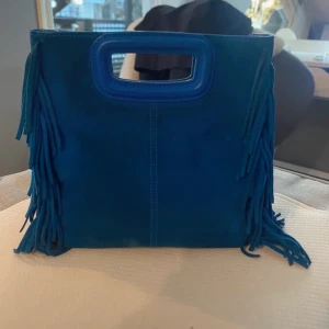 Maje väska - Säljer denna skitsnygga väskan från Maje. Har används men är ändå i ett fint skick! Den har en liten fläck som knappt syns, kom privat för bild på den. Har både långt band och en kortare kedja. Alla lappar och påsen finns kvar. Skriv vid frågor!🥰